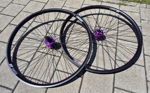 27,5"/28/29" Laufradsatz. 120 Clicks. Felge: DT Swiss U663, 30-622/30-584, schwarz. Nabe: Tanke TH390. 8 bis 12-fach, HG, 6-Loch. Toller Sound. Systemgewicht 180 kg