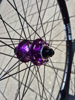 27,5"/28/29" Laufradsatz. 120 Clicks. Felge: DT Swiss U663, 30-622/30-584, schwarz. Nabe: Tanke TH390. 8 bis 12-fach, HG, 6-Loch. Toller Sound. Systemgewicht 180 kg