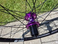 27,5"/28/29" Laufradsatz. 120 Clicks. Felge: DT Swiss U663, 30-622/30-584, schwarz. Nabe: Tanke TH390. 8 bis 12-fach, HG, 6-Loch. Toller Sound. Systemgewicht 180 kg