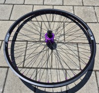 28/29" Laufradsatz. 120 Clicks. Felge: DT Swiss U663, 30-622, schwarz. Nabe: Tanke TH390. 8 bis 12-fach, HG, Farbe Violett. 6-Loch. Toller Sound.